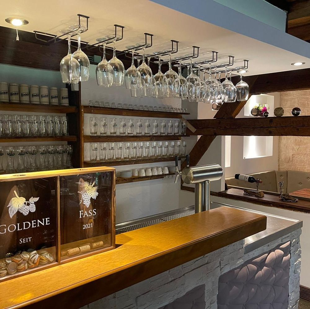 Die Bar mit Zapfanlage und Gläserregal