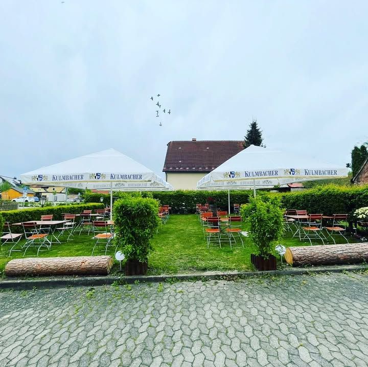 Unser Biergarten mit Sonnenschirmen