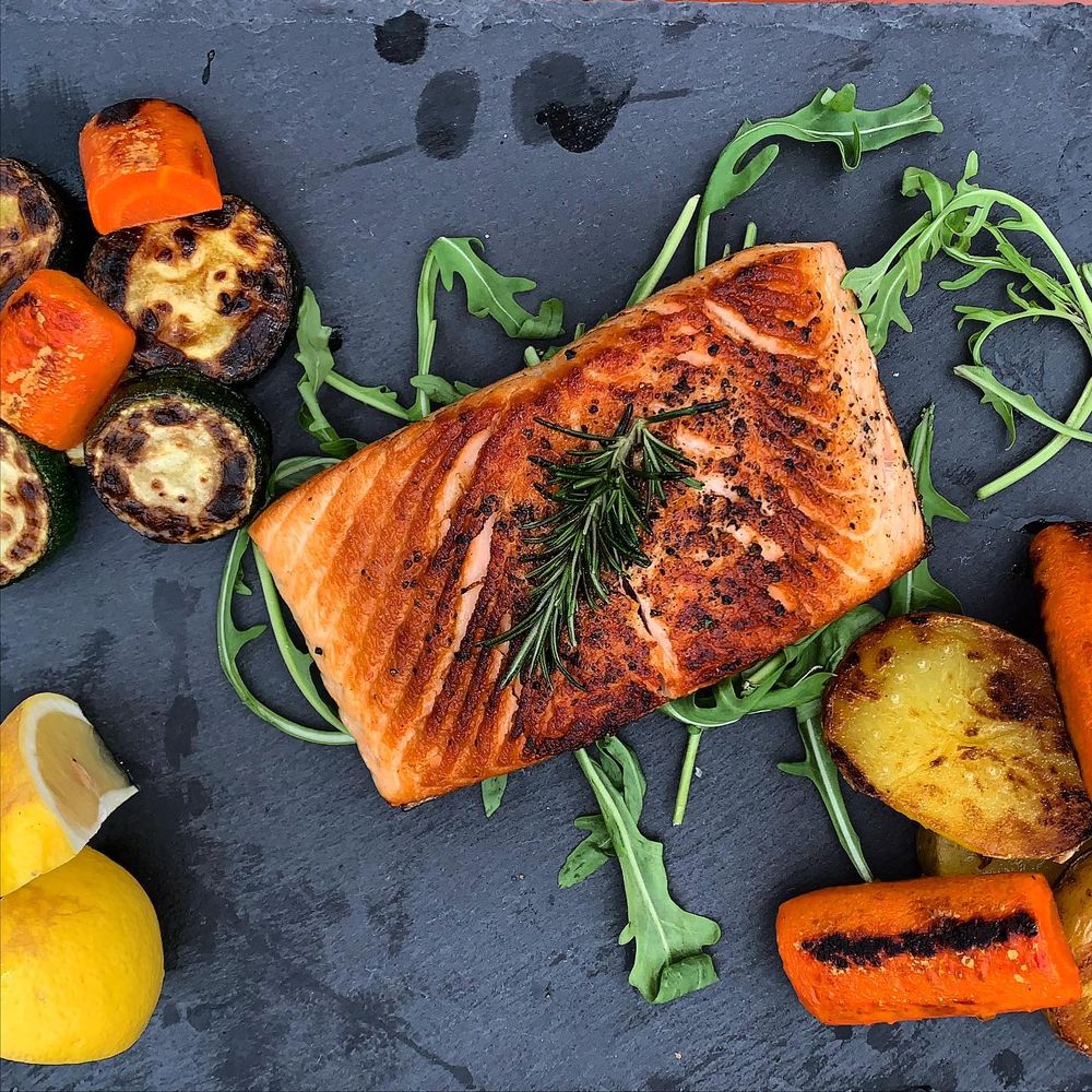 Gegrilltes Lachsfilet mit Rosmarin und Gemüse