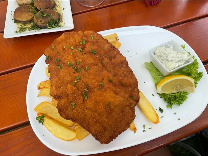 Schnitzel mit Pommes und Remoulade