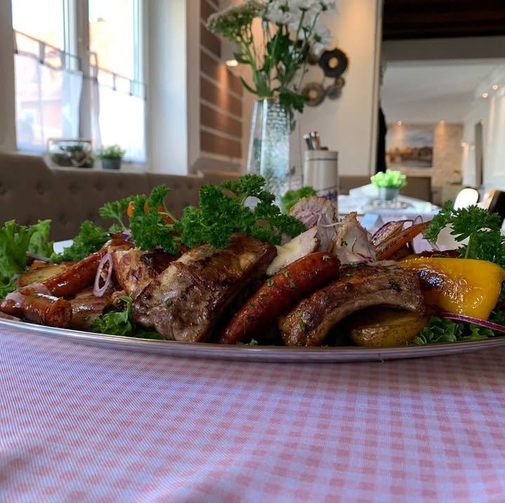 Gemischte Grillplatte mit Gemüse