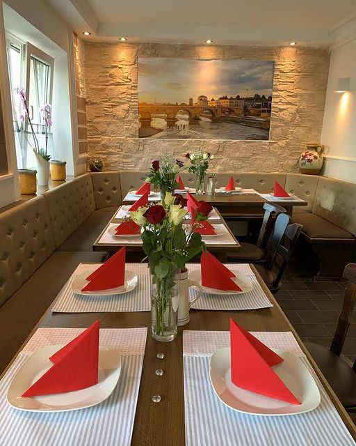 Festlich gedeckte Tafel mit roten Servietten