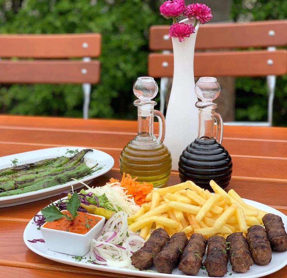 Ćevapčići mit Pommes, Ajvar und Zwiebeln