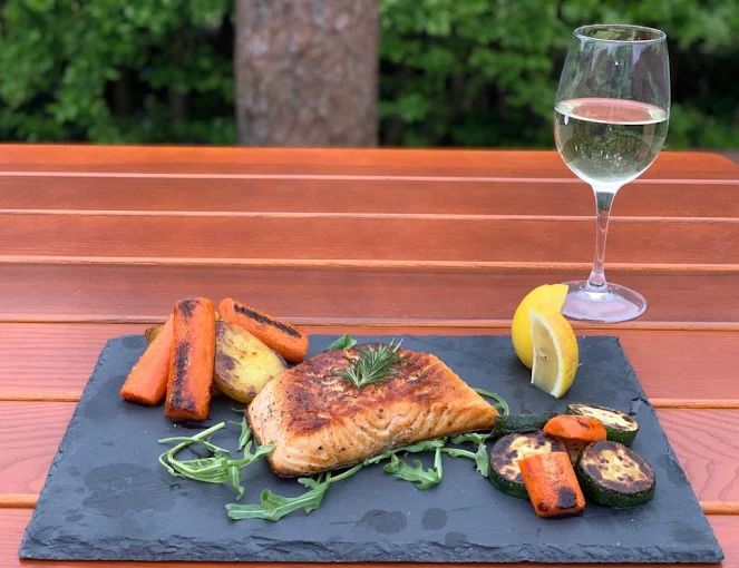Lachs vom Grill mit Weißwein im Biergarten